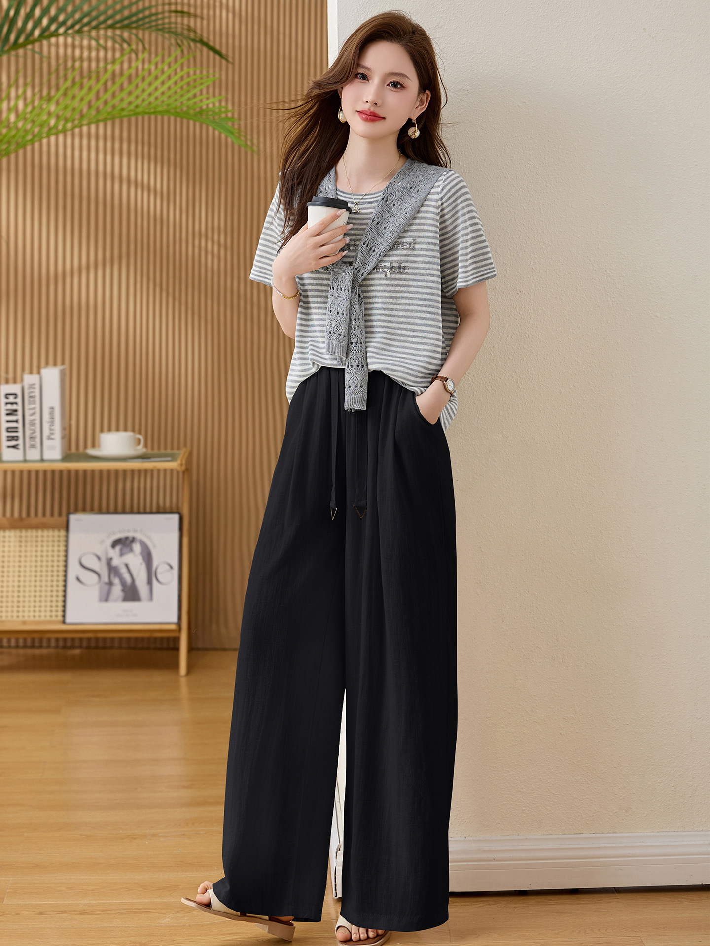 Bộ quần áo hai mảnh sọc kẻ thiết kế khăn choàng phối quần ống đứng thời trang — màu đen, màu trắng ngà