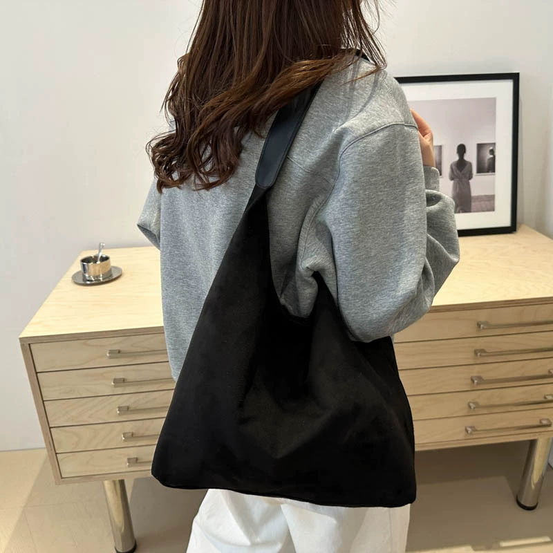 Ретро оленькая пуховая сумка большой емкости 2024 новая мода минималистская сумка на одно плечо повседневная сумка подмышка женская сумка