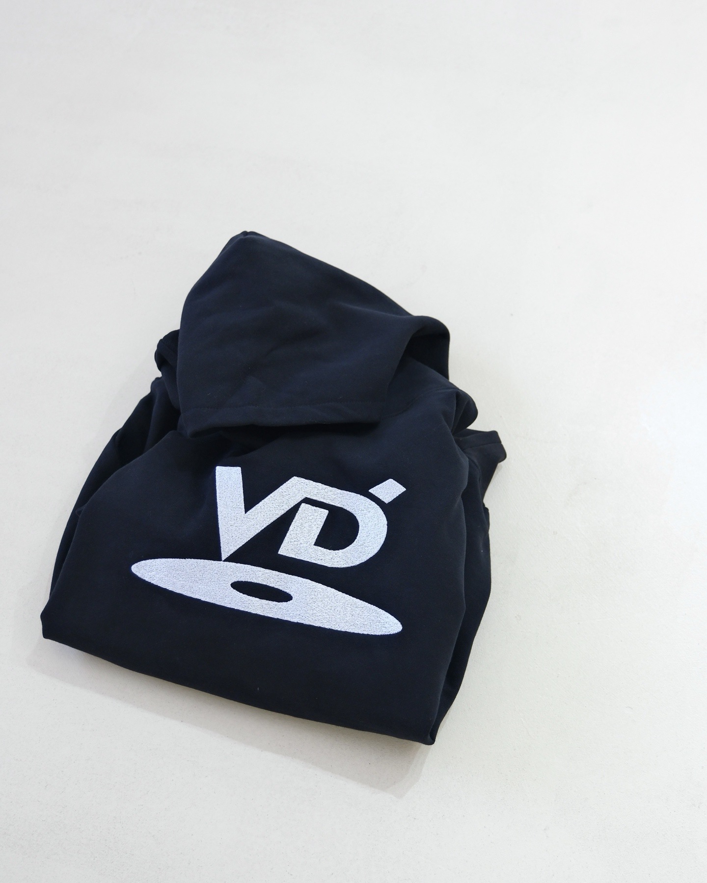Felpa nera con cappuccio e lettera ricamata unisex_voghion.com