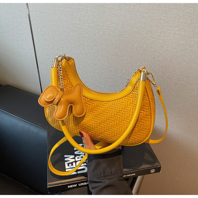 This is a new, trendy and fashionable, simple and retro commuting bag for women in 2025, featuring a soft leather bag with a high-quality texture undefined