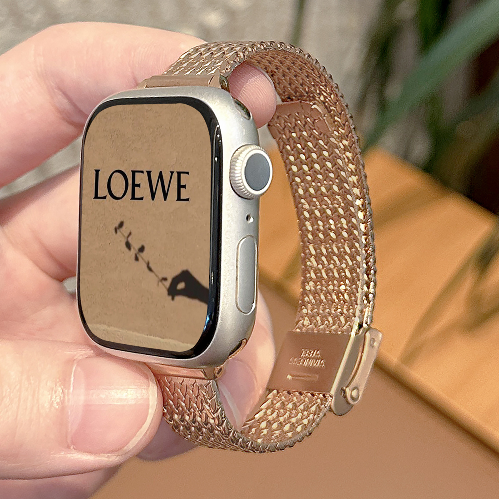 Aplicable para Apple Watch acero inoxidable metal de trigo herringbone hebilla de succión cintura pequeña correa de mujer