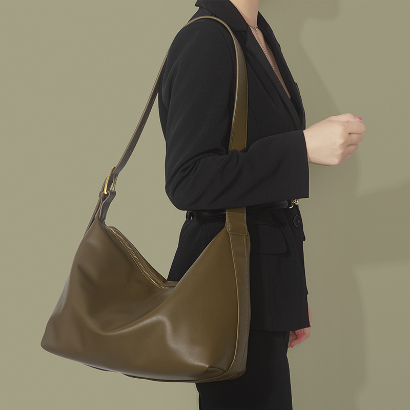 Brand capacious shoulder bag