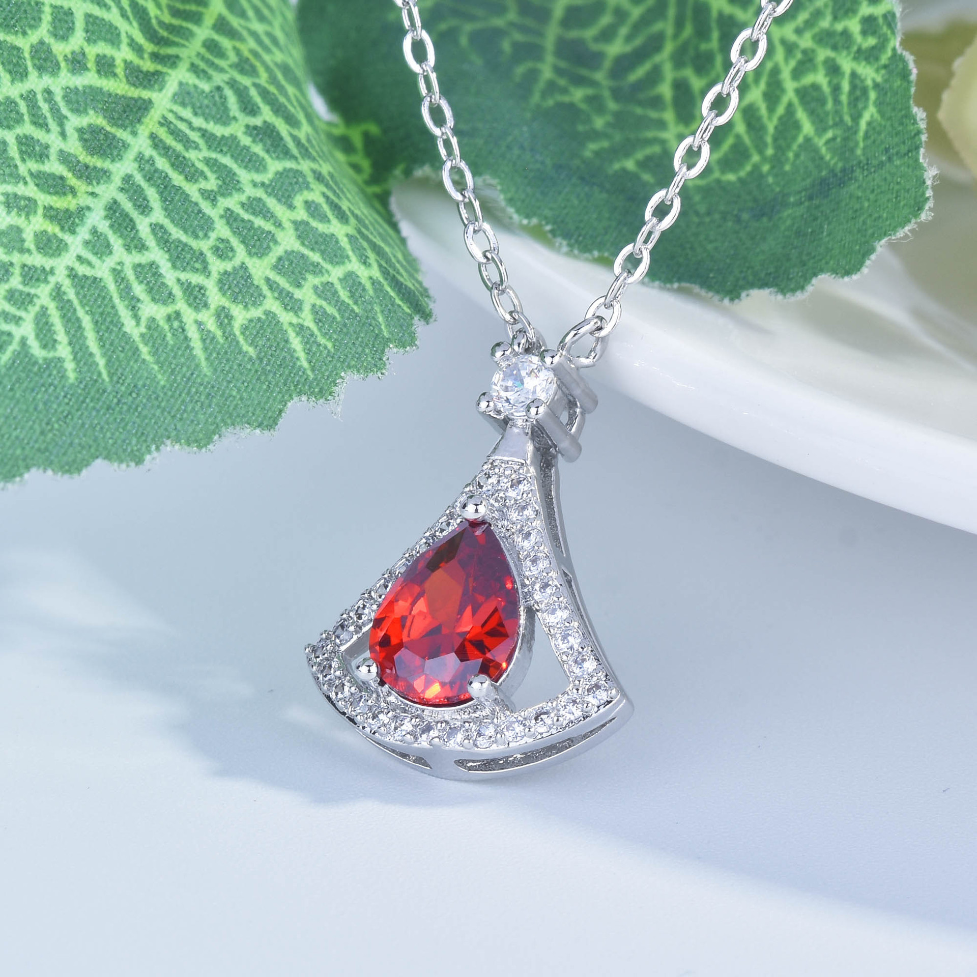 Der neue GranatZirkonRockAnhnger ist leicht mit Diamanten eingelegt Simulation Taube Blut Rubin Farbe fcherfrmige Halskettepicture3