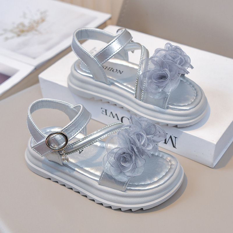 Niñas sandalias de suela suave 2026 verano de moda para niños zapatos de playa versátiles flores huecos zapatos de dedo abierto