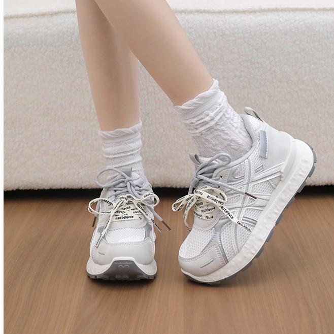 2026 primavera y otoño nuevo hombre pequeño ligero estilo de escuela universal deportes femeninos de suela plana resistente al desgaste aumento de altura zapatos deportivos