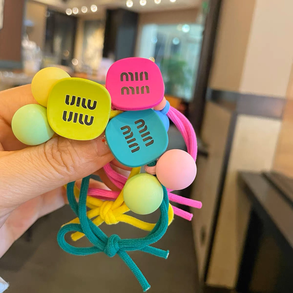 Coreano simple letra MIN anillo de cabello de niña bola cabeza cuerda de cola de caballo universal toque de cabello correa de cuero al por mayor