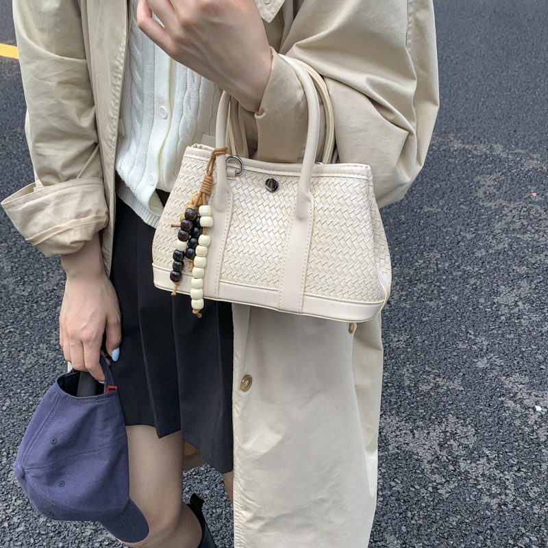 Bolsa de mano de alto nivel transfronterizo trenzada bolsa de cubo de agua para mujeres otoño y invierno 2025 nuevo estilo extranjero bolso de hombro bolso de mochila versátil