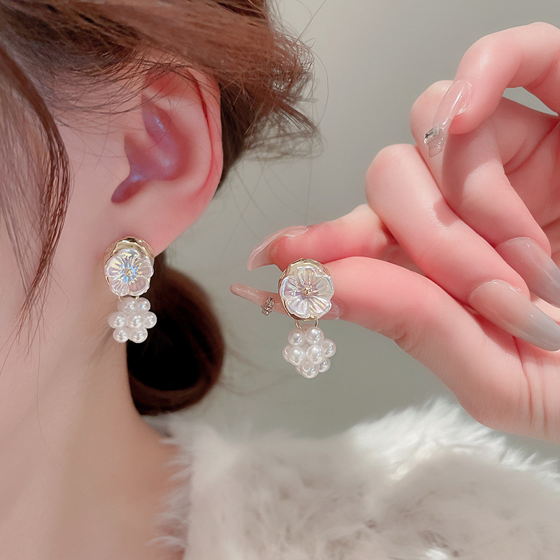 1 Pair Fashion Flower Alloy Inlay Artificial Pearls Rhinestones Women's Drop Earrings display picture 3