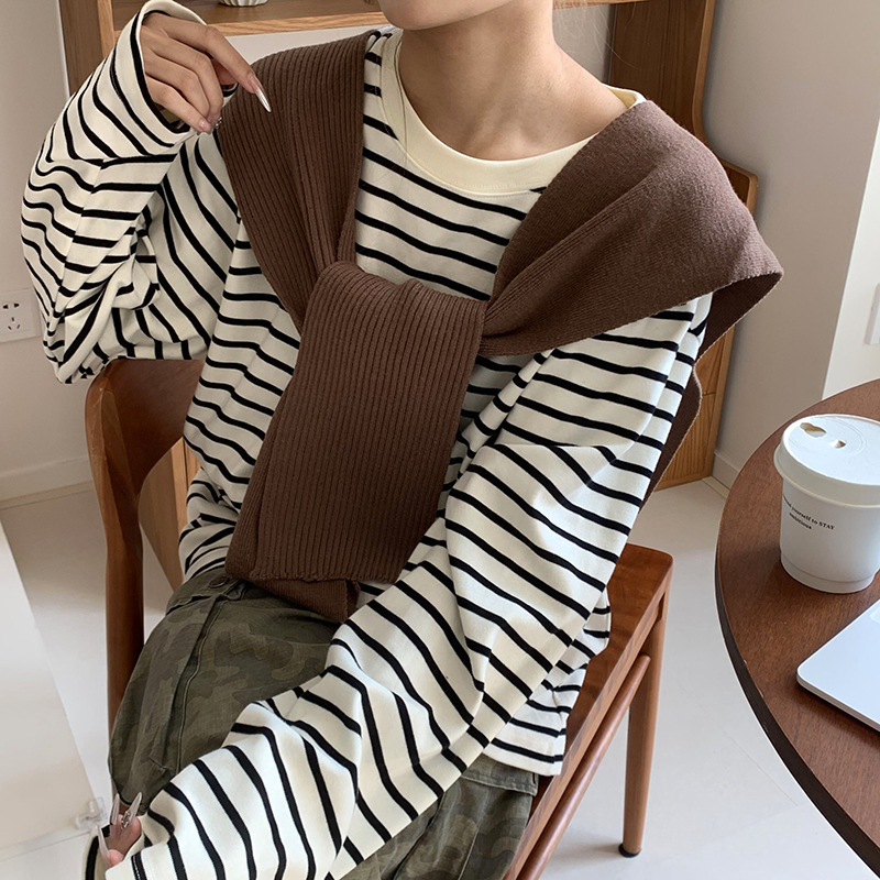 Sopa de punto de alta sensación de nuevo color sólido versátil suave glutinoso con camiseta de manga larga suelta con un pequeño hombro de hombro