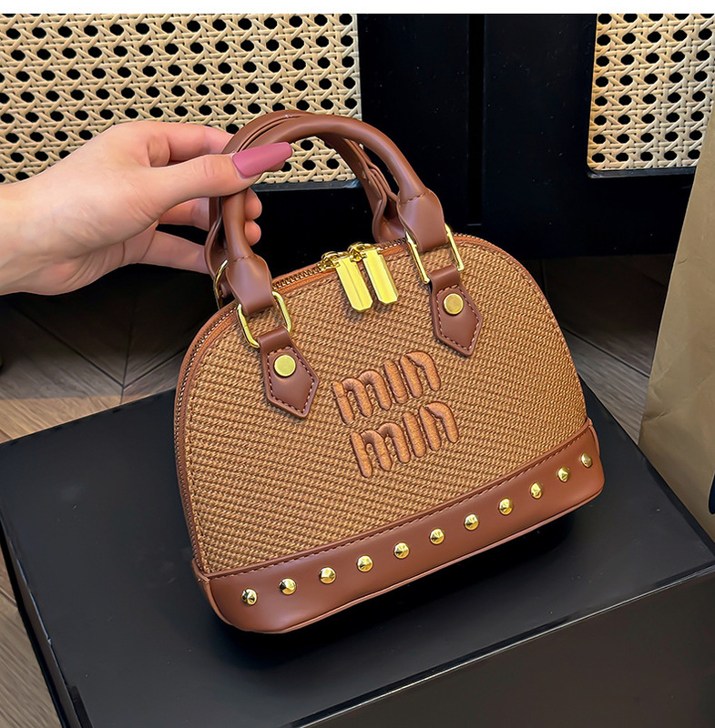 女性のためのポータブルシェルバッグ 2025 新しいクロスボーダーホットスタイルハイエンドリベットサドルバッグファッショナブルなショルダークロスボディバッグ|undefined