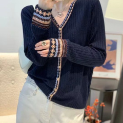 哥家商场同款女装2025秋季时尚简约百搭V领针织衫设计修身显瘦