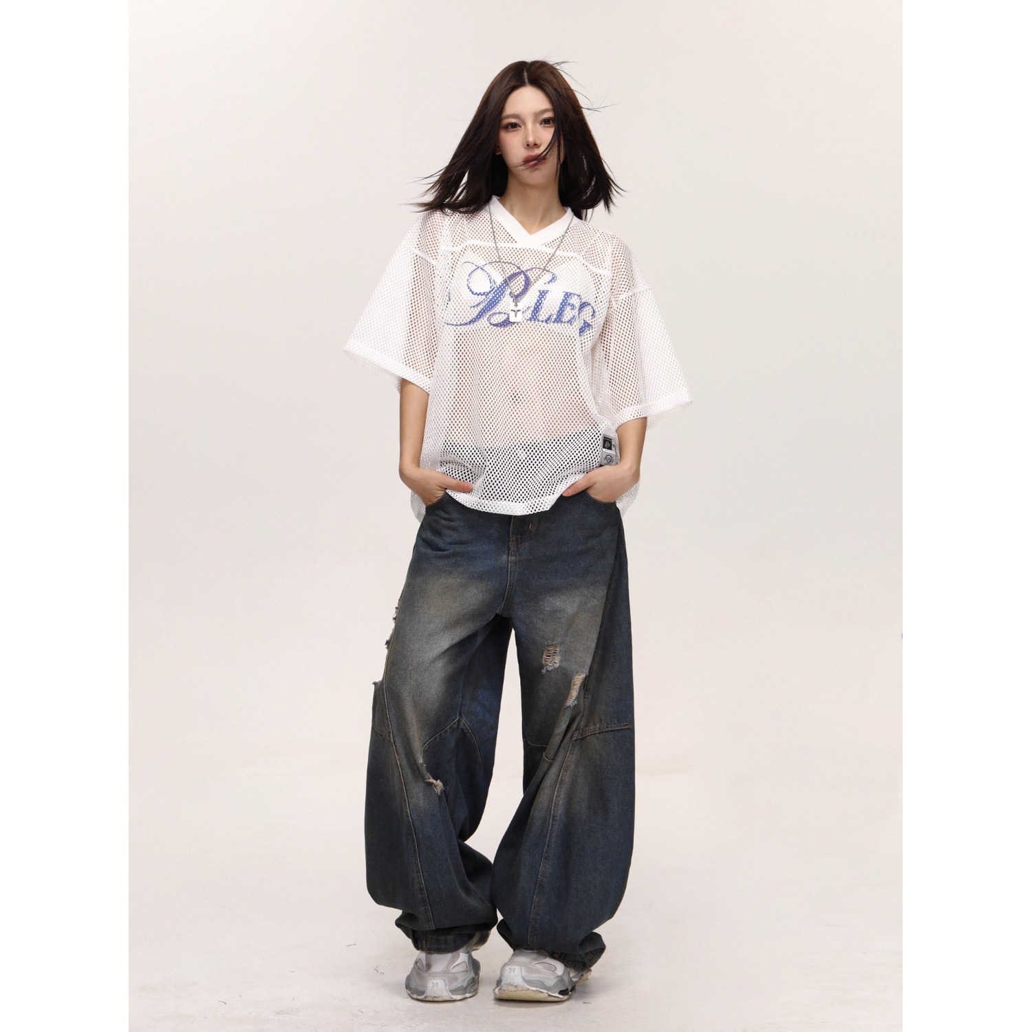 Kurzarm-T-Shirt mit V-Ausschnitt und Buchstabenprint aus Mesh, kurzes, luftiges Sommer-Jersey-Top mit Cut-outs, locker sitzendes Oberteil für Damen und Herren_voghion.com