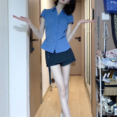 学院風ギャルは腰を絞めて痩せている青い半袖シャツ夏の新型高腰コンビネーションストライプのスカート2点セット