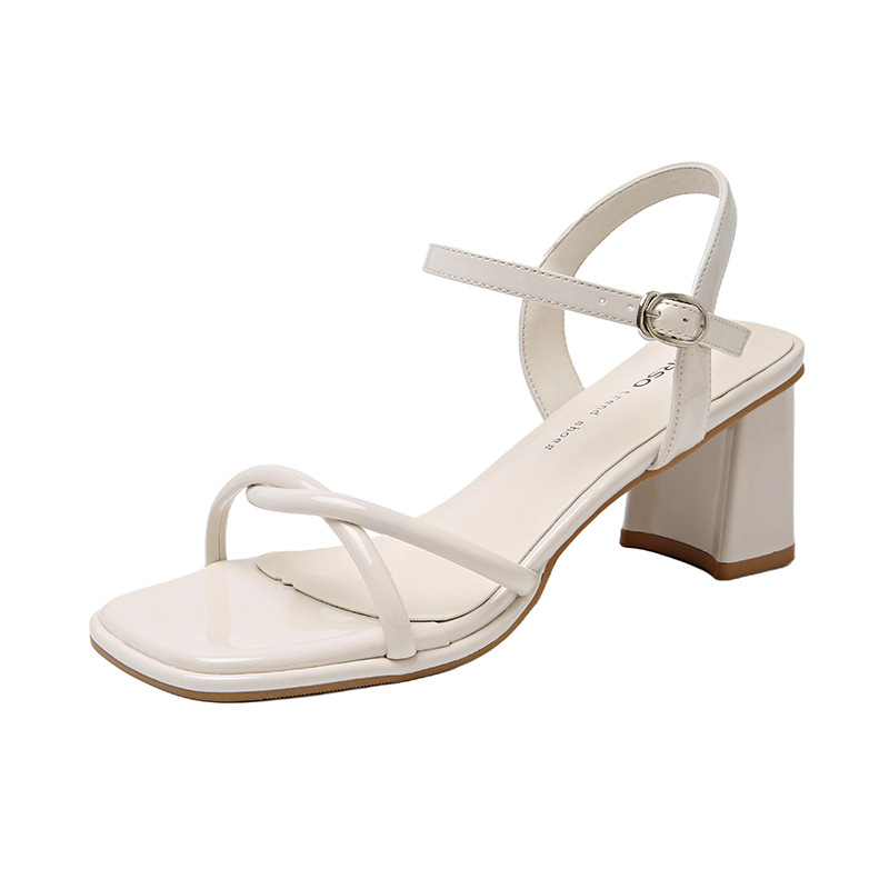 Zapatos dama tacones altos plateados 2025 verano nuevo estilo temperamento francés con falda sin pies cansados sandalias de tacón medio súper hermosas