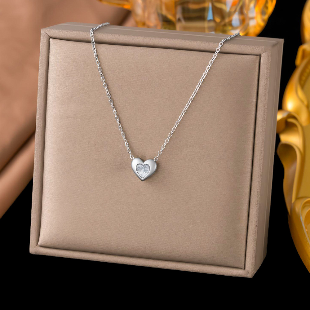 [collar de acero de titanio dorado + acero] collar de amor de nicho con cadena de clavícula avanzada en la moda de lujo ligero femenino