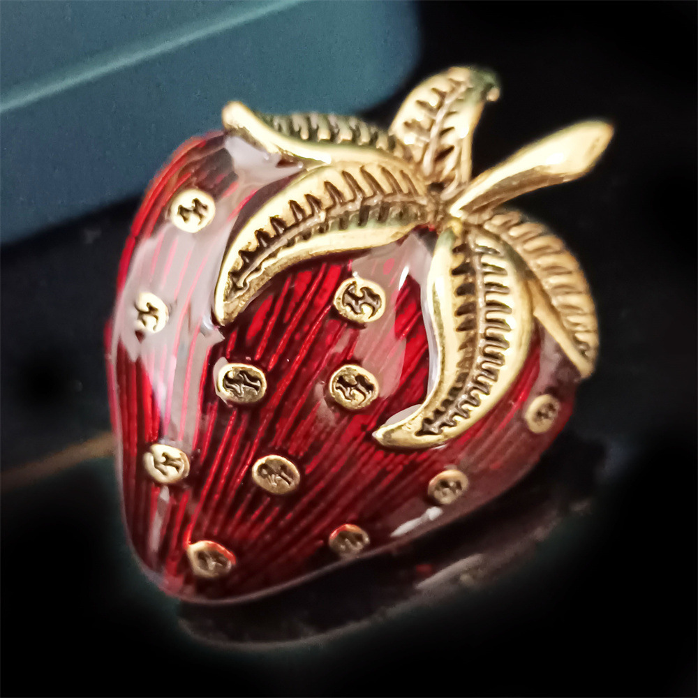 Fashion Retro Enamel Strawberry Brooch Special Craft Plant Fruit Corsage Sports Top Accessories Spot Wholesale