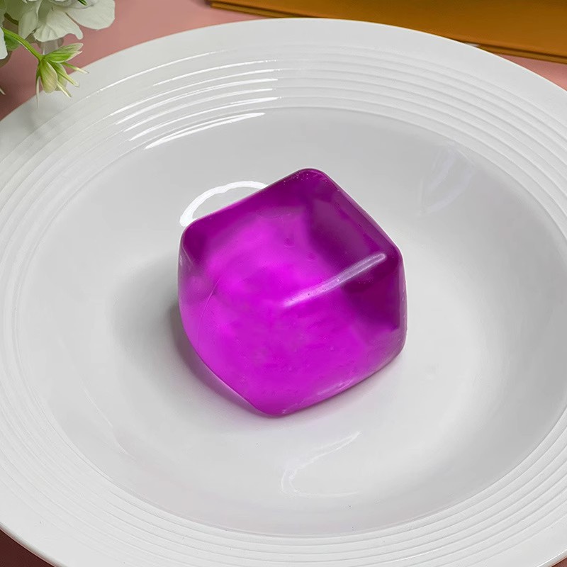 보라색 빅 아이스 큐브 맥아당