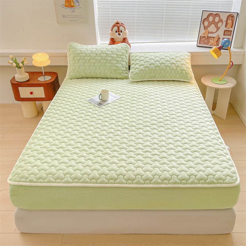 2024 invierno nuevo estilo color sólido color liso leche terciopelo acolchado juego de cama de tres piezas cálido funda protectora Simmons