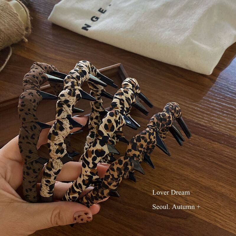 Korean 2026 New Leopard Print Fabric Toothed Hairband, French Retro Fashion Headband, High-End Hair Clip Hair Accessory