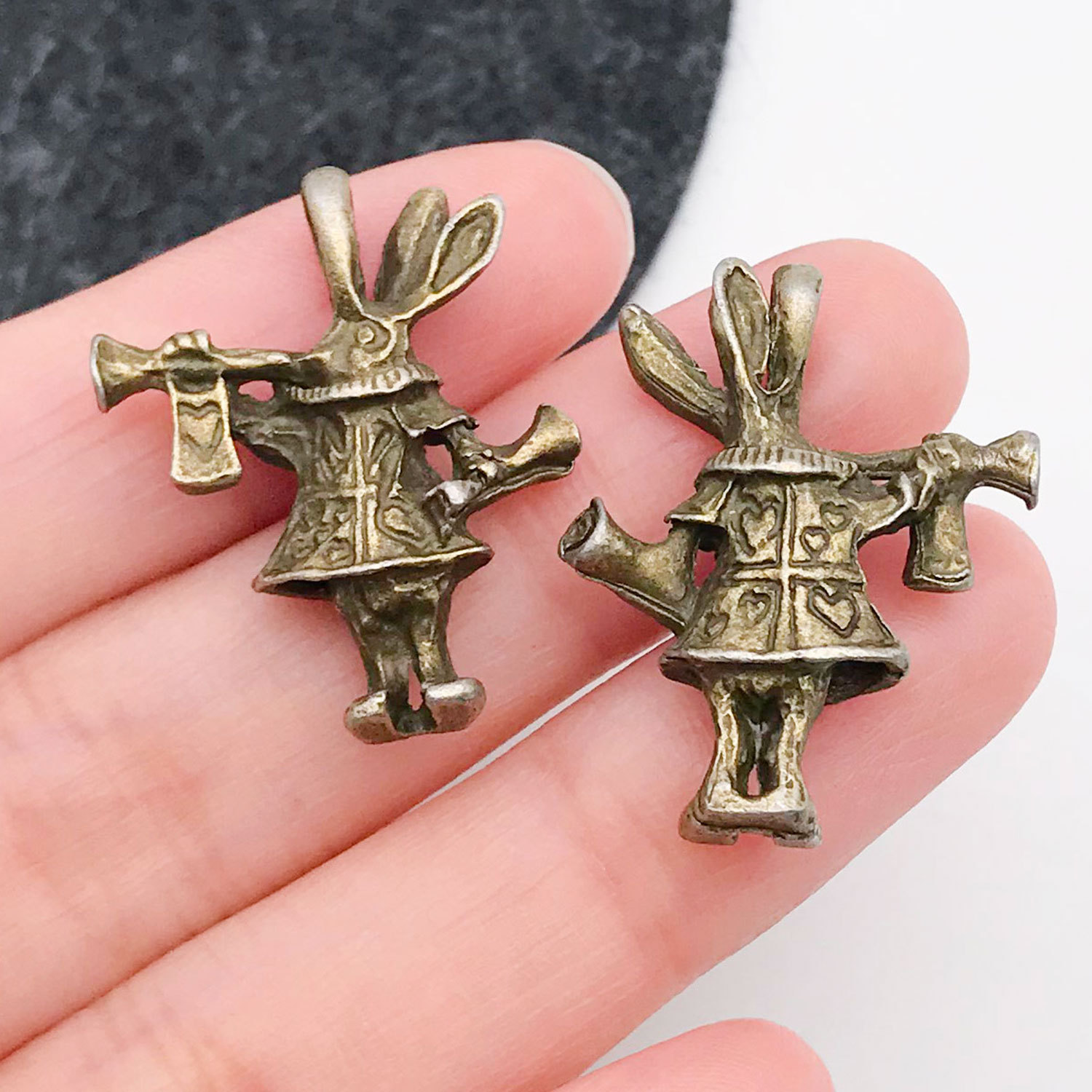 8345-M-古青爱丽丝吹喇叭兔子22x27mm-锌合金-4