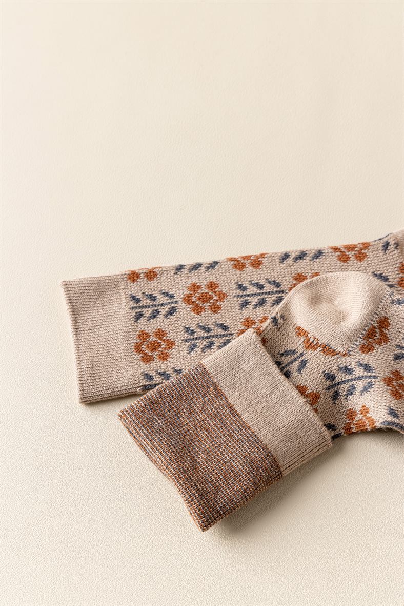 Double-needle, two-way trend, fashionable new women's pile socks, medium length, thickened khaki color wave pattern_voghion.com