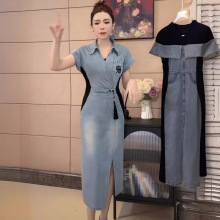 欧货字母刺绣V领收腰牛仔连衣裙女2024夏季新款气质港风开叉裙子