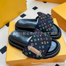 ���Q�����H�Һ��ħ�g�N��ЬŮ�¿��⴩�r�КW��ţ�в���ĸһ����