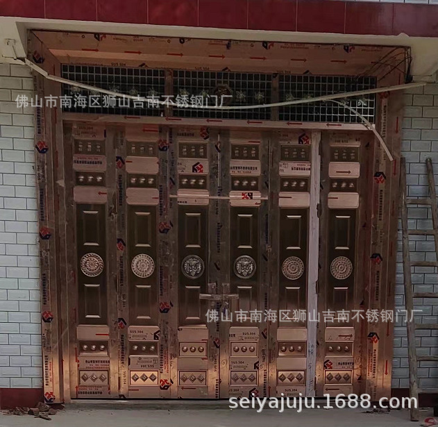 六开折叠红古铜门安装好