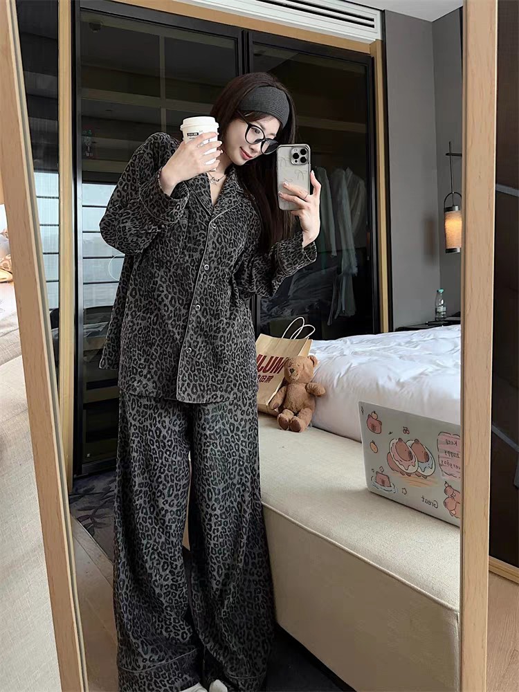 고급 회색 표범 무늬 독일산 벨벳