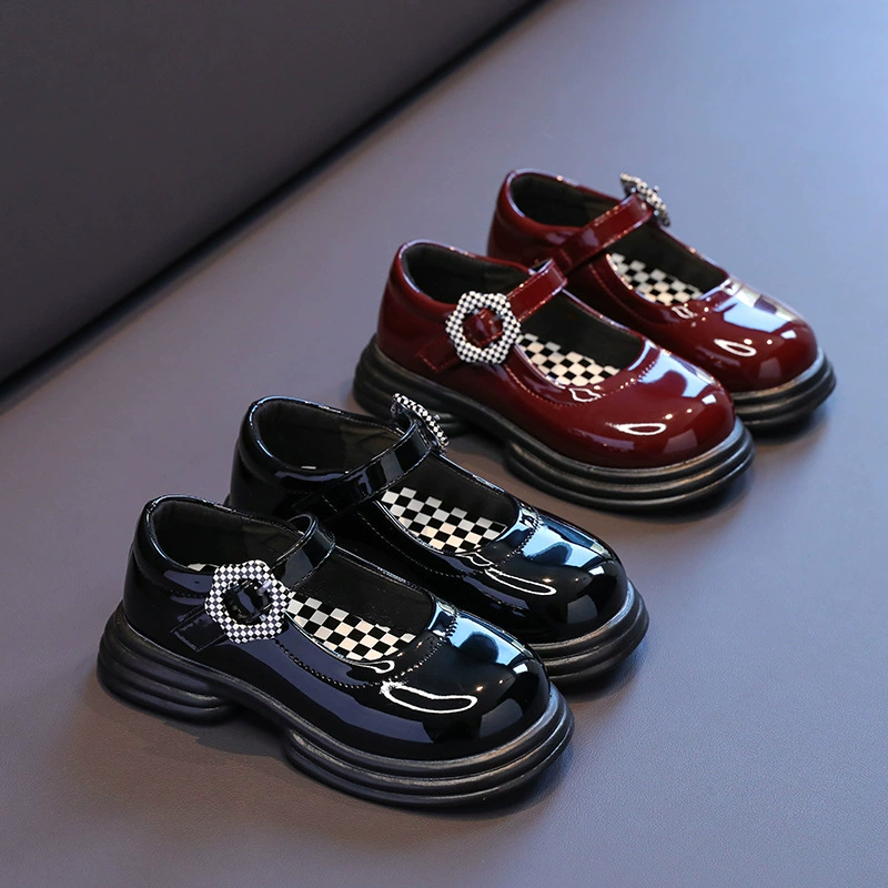 Маленькие кожаные туфли для девочек среднего и большого размера, новинка лета 202, детские милые черно-белые клетчатые туфли с маленьким цветком на плоской подошве