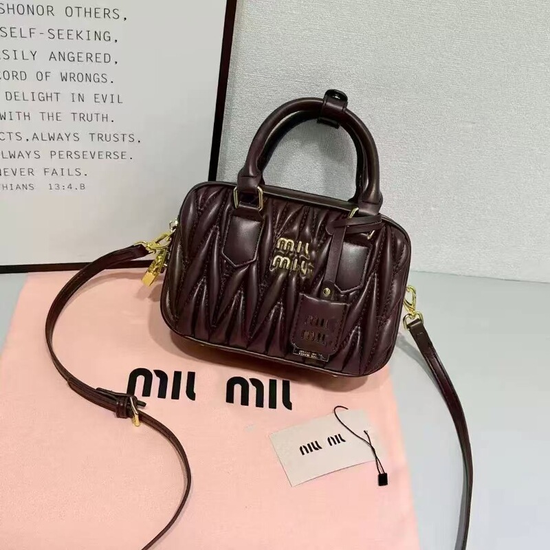 Miu Pillow Bag Boston Letter Embroider Zhang Yuanying Crossbody Hand-Held Shoulder Bag for Women with Lock Buckle Boston Bag