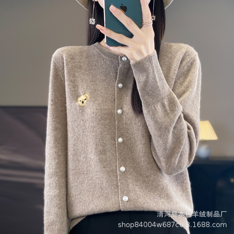 羊毛混纺2025秋冬新女小熊刺绣圆领短款珍珠扣针织开衫打底衫外套