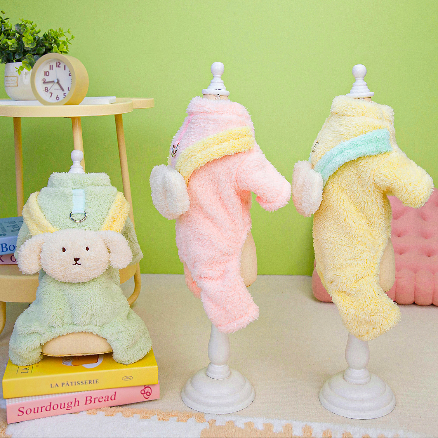 Ropa de mascotas de invierno caliente dorso de perro de doble cara con hebilla de tracción de cuatro piernas ropa de terciopelo cachorro invierno