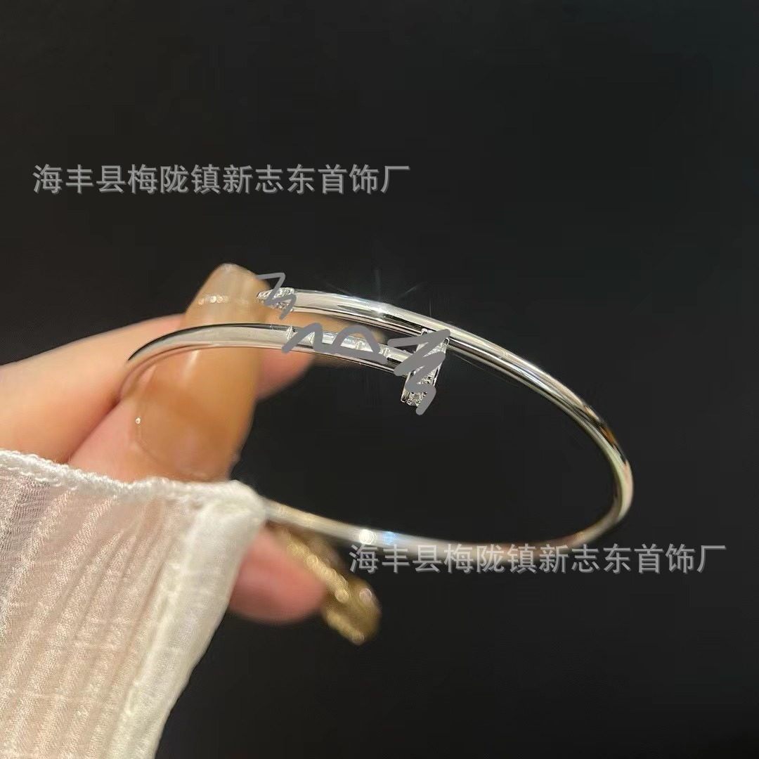 高バージョンの釘のブレスレットの厚さは18kのバラの金の光沢のあるブレスレットをめっきします。