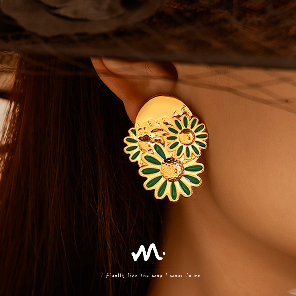 Boucles d'oreilles chrysanthème de style INS européen et américain Boucles d'oreilles goutte à goutte d'huile de marguerite en acier au titane Boucles d'oreilles rétro de tempérament pour femmes_voghion.com