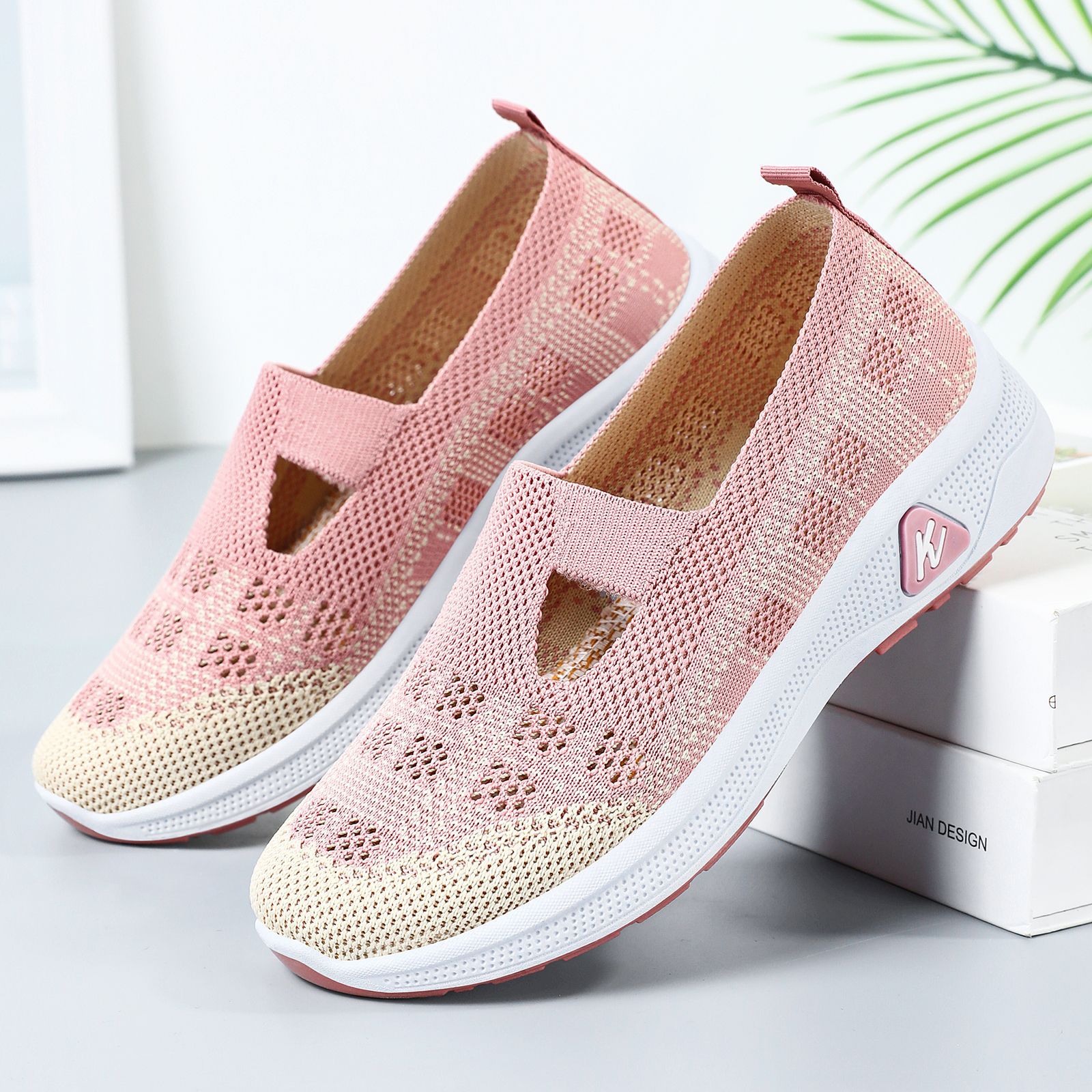 Zapatos de mujer verano nuevo estilo transpirable huecos zapatos casuales moda viejos zapatos de tela de Beijing suela suave cómodos zapatos de madre en nombre del cabello