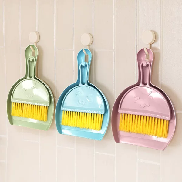 Smiley Face Desktop Mini Small Broom Keyboard Cleaning Brush with Dustpan Small Broom Set Computer Debris Brush