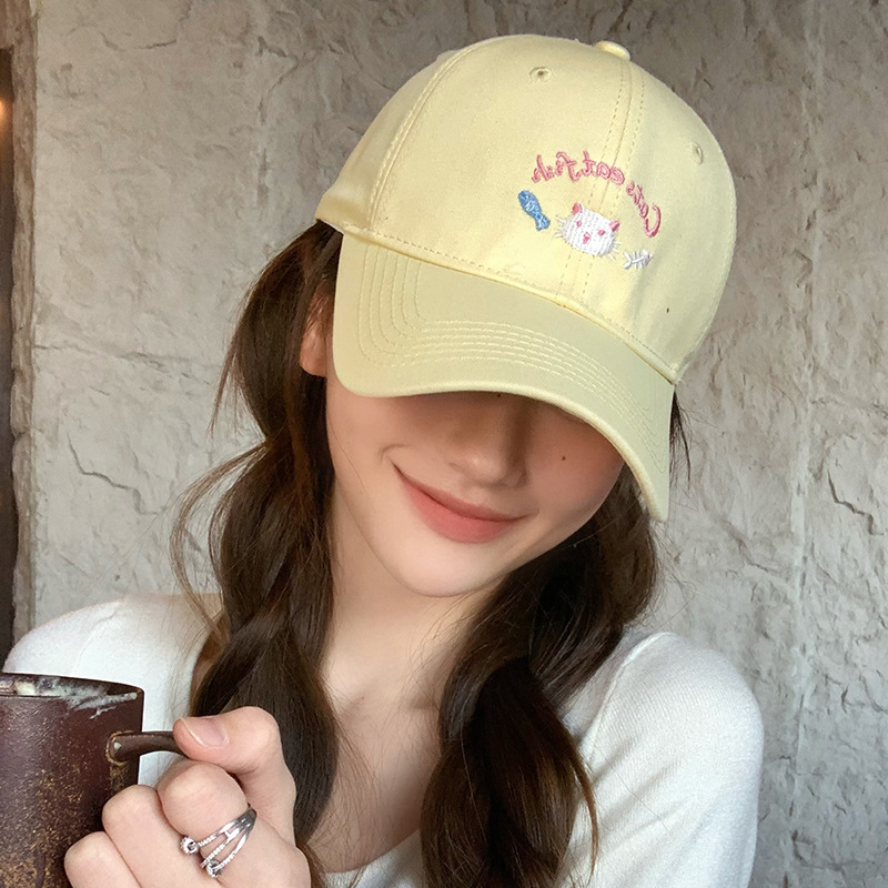 Japón lindo gatito bordado sombrero de béisbol mujer primavera 2025 nuevo estilo de cabeza grande cara pequeña sombrero de boca de pato universal