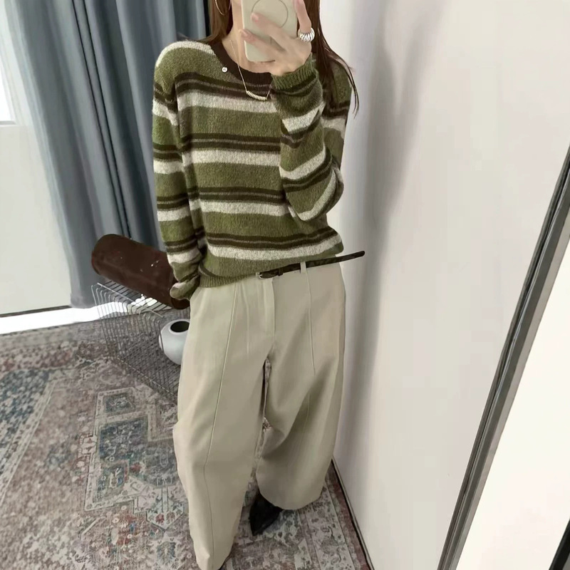 Unique design, round-neck, color-block striped long-sleeve knit sweater, elegant and stylish, with a relaxed and chic look, and a slimming effect for women Unique design, round-neck, color-block striped long-sleeve knit sweater, elegant and stylish, with a relaxed and chic look, and a slimming effect for women