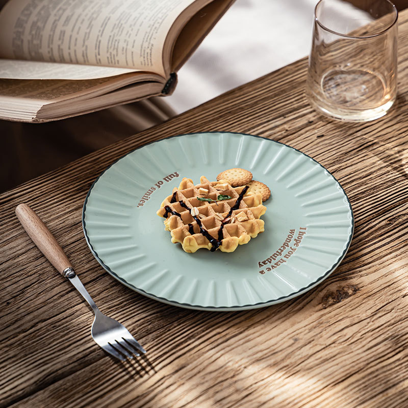 Plato de cerámica con letras en relieve de estilo retro Plato redondo con volantes creativos Plato de vajilla para el hogar Plato de comedor al por mayor Plato de lunares