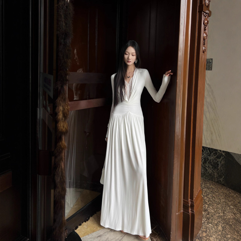 Beautiful Long-Sleeved Dress for Women in Autumn and Winter, Lace Splicing, V-Neck, Long Skirt with Large Hem, High-End and Elegant A-Line Skirt Beautiful Long-Sleeved Dress for Women in Autumn and Winter, Lace Splicing, V-Neck, Long Skirt with Large Hem, High-End and Elegant A-Line Skirt