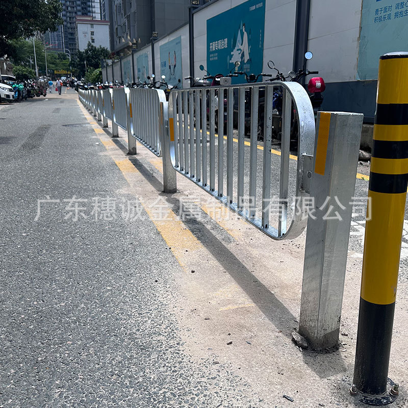 深圳厂家热镀锌港式护栏深圳道路中央护栏白色烤漆路侧隔离围栏