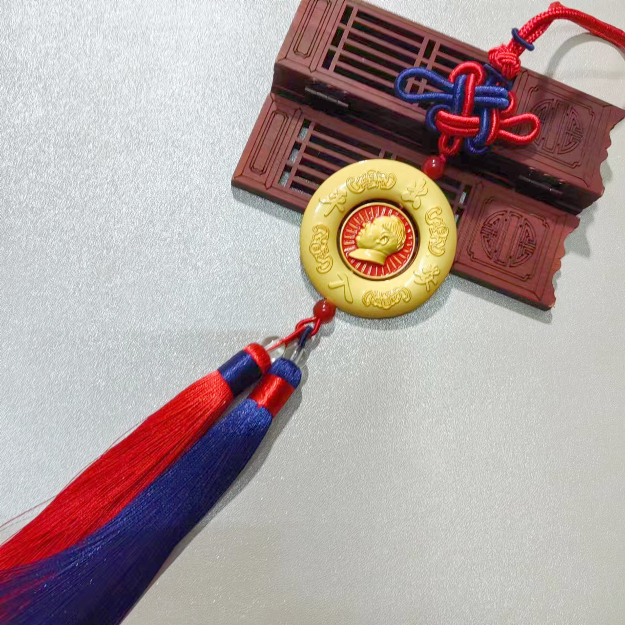 Manufacturer Wholesale Imitation Bronze Chairman Mao Alloy Pendant Creative Rotating Car Hanging Ornament with Gold-Plated and Painted Craftsmanship Decoration