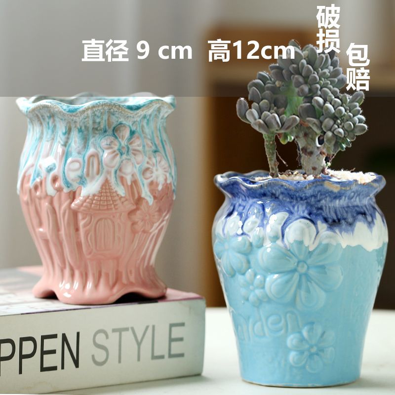 Dois vasos de barro esmaltados com flores de jardim azuis e rosa / forma