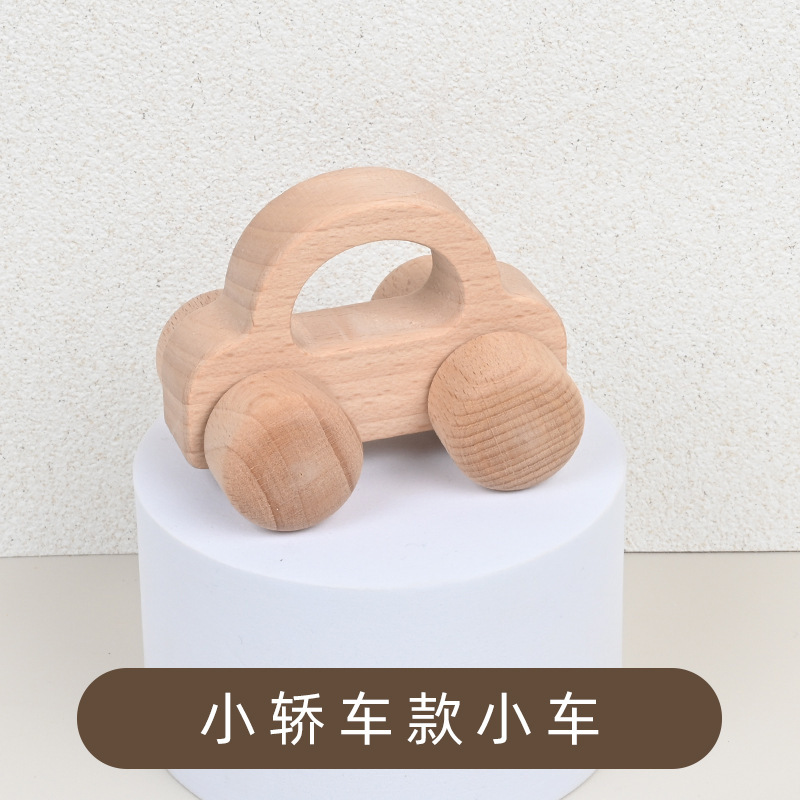 ケヤキの小さい車のおもちゃの木製の子供の実木のおもちゃの車は慣性の模型の手を握って小さい車を押します。|undefined