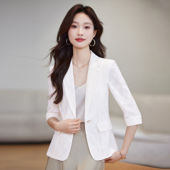 春の服装の気質のカジュアルなスーツのコートの女性の春の新型の2025ファッションの高級感のスーツの通勤はやせている上着を現します。