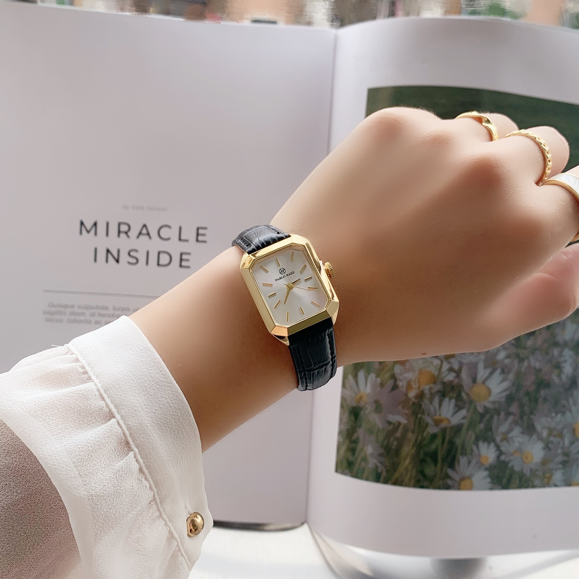 Nuovo piccolo orologio verde di lusso leggero Cintura casual alla moda Orologio da donna Quadrante quadrato Orologio da lavoro Regalo di fascia alta per impiegati e studenti_voghion.com