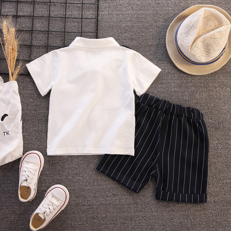 竖条领结背带套装