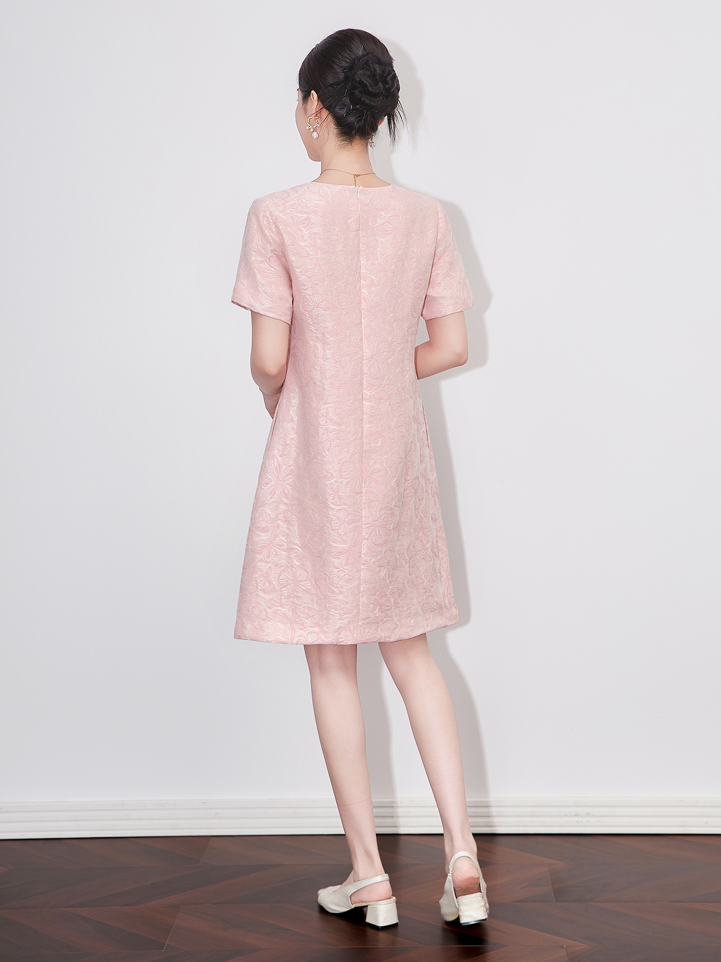 Váy maxi nữ thắt eo họa tiết bướm dập nổi jacquard — Màu hồng