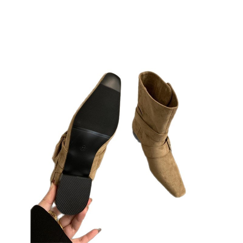 2026年韓国版新作ニッチデザインレトロフレンチショートブーツ、スクエアトゥウエスタンブーツ、スエードミッドカーフブーツ、レディースブーツ